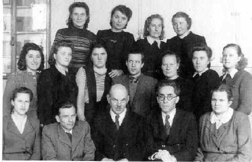 Д.И.Сахаров (третий слева в нижнем ряду) с группой студентов. Третья слева во втором ряду – 