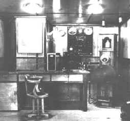 Внутренний вид радиорубки крейсера «Аврора», 1916 г. Радиостанция изготовлена радиозаводом Морского ведомства