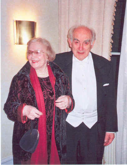 Нобелевский
лауреат академик В.Л.Гинзбург со своей женой
Н.И.Гинзбург, 2003 г. Хотя профессор не читал лекции
на кафедре низких температур, зато там работала
его супруга